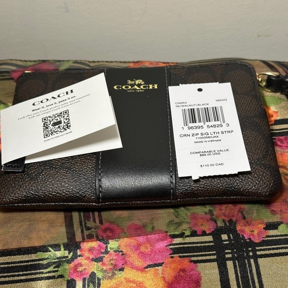 NWT Coach wristlet. - Picture 2 of 7